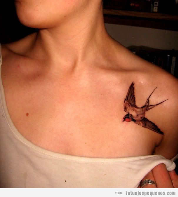 Tatuaje pequeño para chica de un pájaro en el hombro