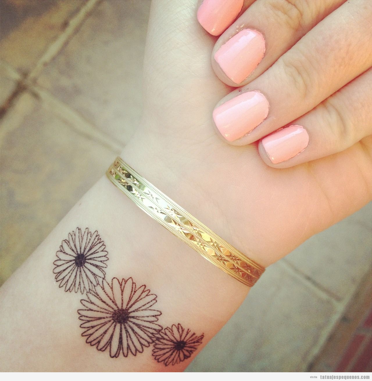 Tatuajes pequeños de flores: + 25 delicados diseños para decorar tu piel •  Tatuajes pequeños