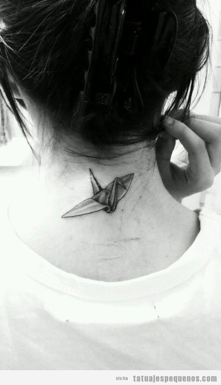 Tatuaje pequeño y bonito para chica en la nuca, origami de pájaro