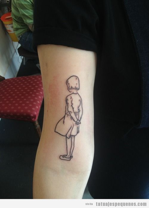 Tatuaje bonito y pequeño de una niña en el brazo