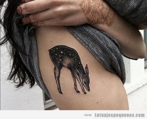 Tatuaje bonito, cervatillo o Bambi en el brazo