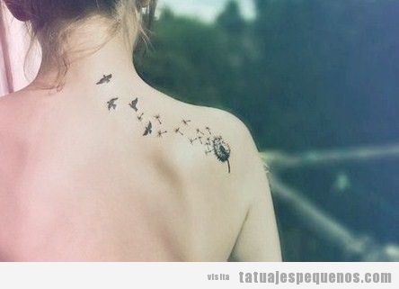 Tatuaje pequeño para chica en la espalda, diente de león y pájaros
