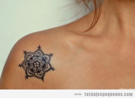 Tatuaje pequeño para chica, flor estilo hindú en el hombro