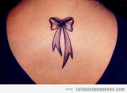Tatuaje pequeño y bonito para chica, un lazo en la espalda