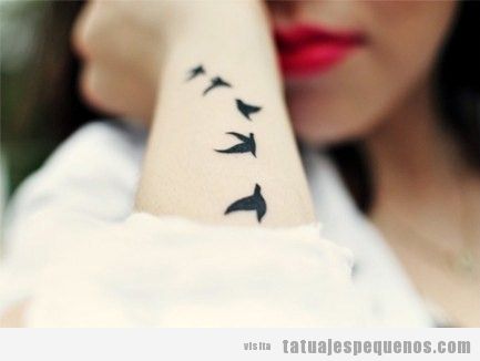 Tatuaje pequeño y bonito para chicas, pájaros en el interior del brazo