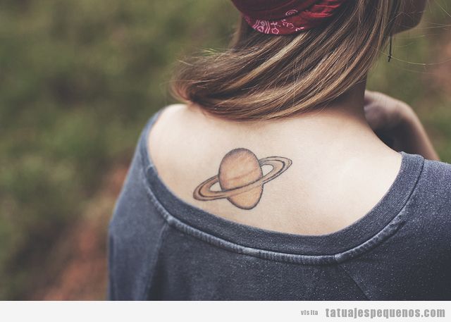 Tatuaje pequeño para chica en la espalda, planeta saturno