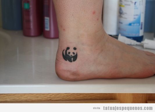 Tatuaje pequeño chicas, oso panda talón pie