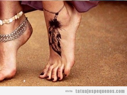 Tatuaje pequeño para chica en el pie, tobillera con plumas