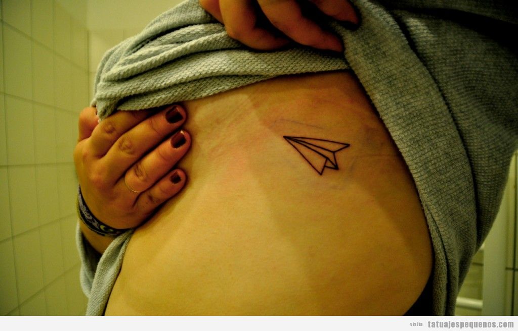 tatuaje-pequeño-chico-avion-papel-torso