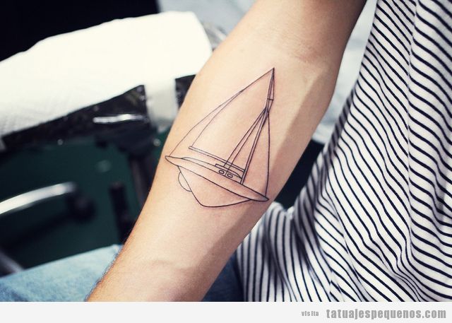 Tatuaje pequeño para chico en el brazo, barco velero