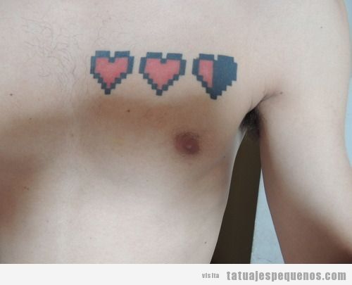 Tatuaje pequeño muy original, corazones de vidas de videojuegos en el pecho