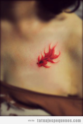 Tatuaje original para chica, pez rojo, un carpín, en el pecho