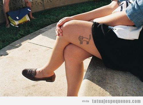 Tatuaje bonito y pequelo para chicas, un gato en la pierna