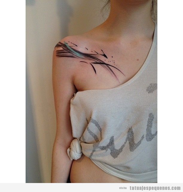 Idea tattoo abstracto para chica en el hombro