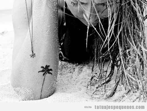 Idea tatuaje de palmera en el brazo para surferos