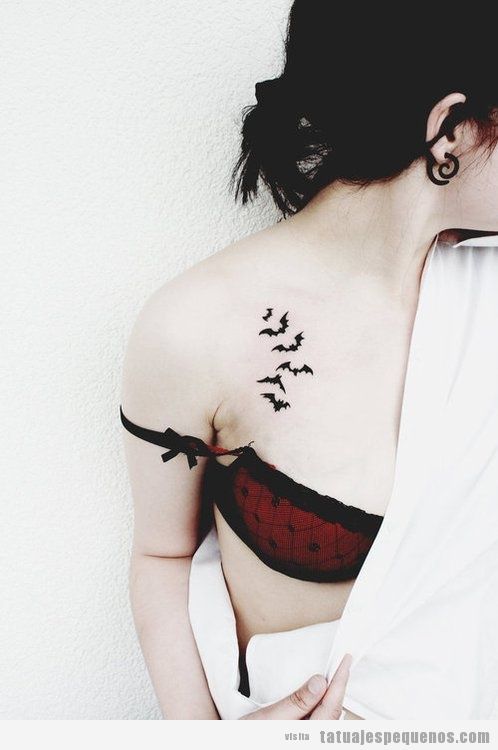 Tatuaje pequeño en el hombro, murciélagos, estilo gótico