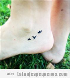 Idea de tatuaje pequeño para chicas, pájaros en el talón