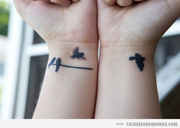 Tatuaje pequeño y bonito para chicas en las dos muñecas, pájaros