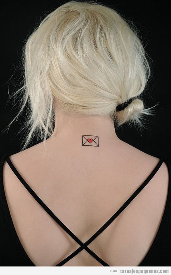 Tattoo pequeño y bonito para chica, una carta de amor en la espalda