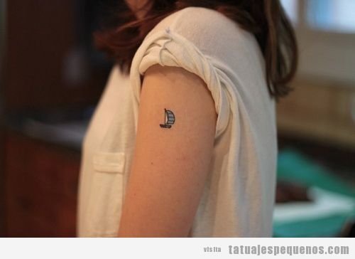 Tatuaje pequeño en el brazo, barco velero