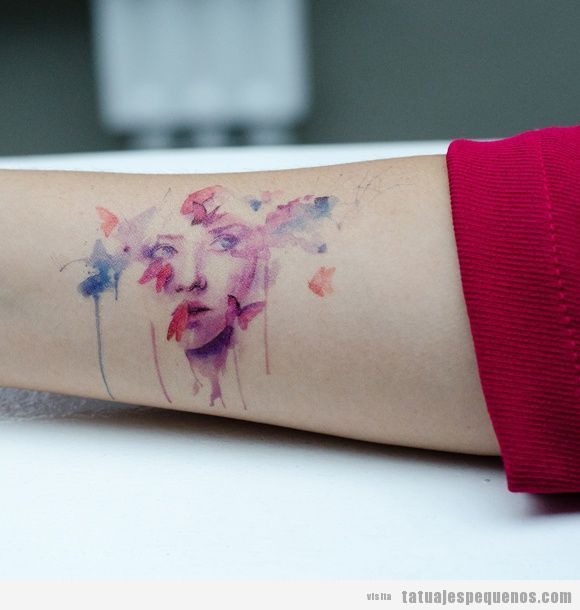 Tatuaje pequeño chica en el brazo, efecto acuarela