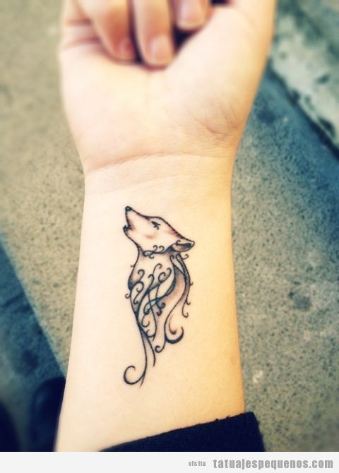 Tatuaje pequeño de un lobo en la muñeca