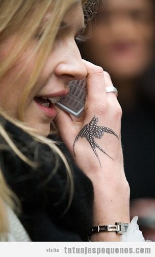 Tatuaje de un pájaro en la mano