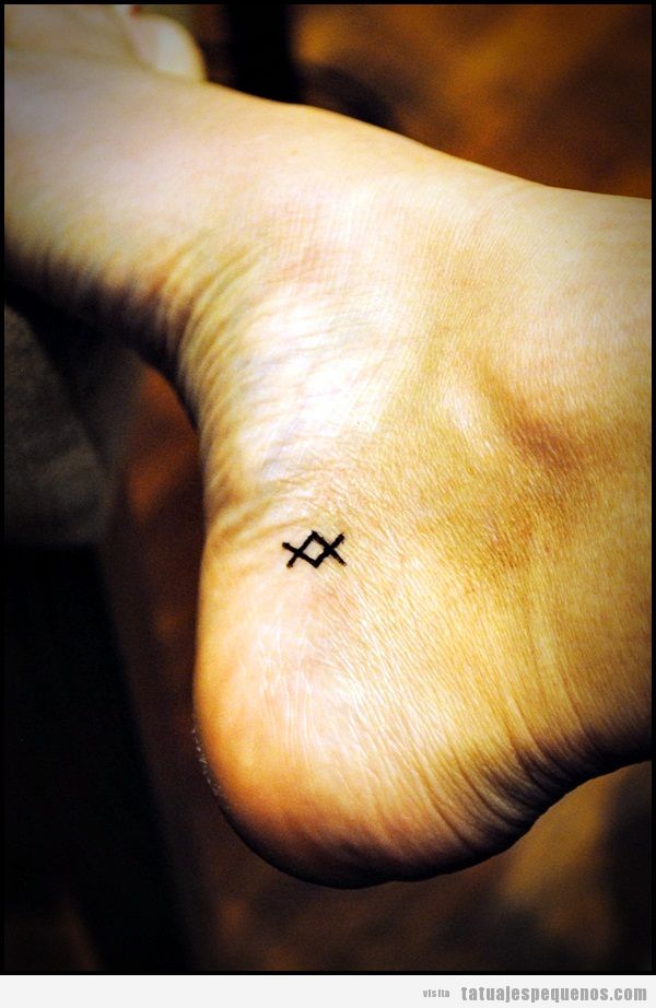 Tattoo pequeño en el pie, dos pequeñas cruces