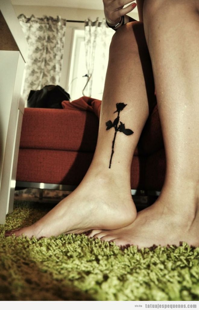 Idea de tatuaje pequeño para chica, una rosa con tallo en la pierna