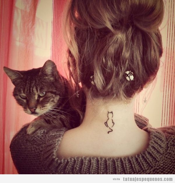 Tatuaje silueta gato en la nuca
