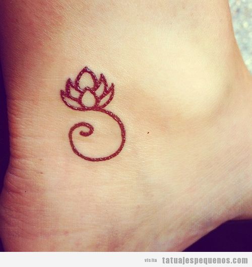 Tatuaje pequeño flor de loto en el pie