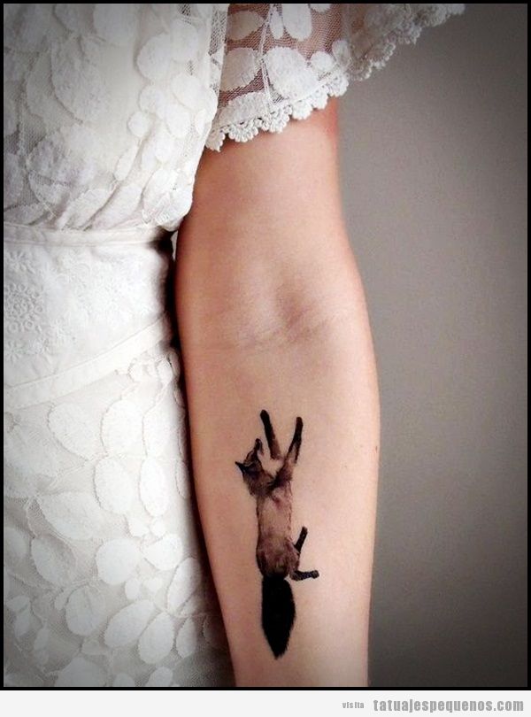 Tatuaje pequeño y original, un zorro en el brazo
