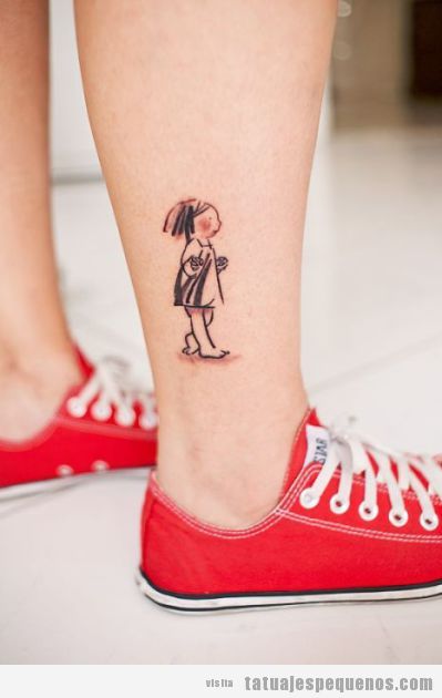 Tatuaje original y bonito de una niña en el tobillo