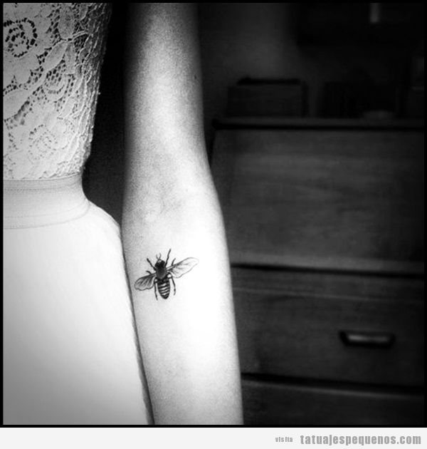 Ideas tattoos pequeños para chicas en el brazo, una abeja