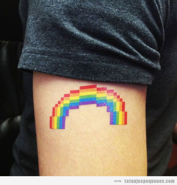 Tatuaje pequeño chico o chica en brazo. arcoiris pixelado