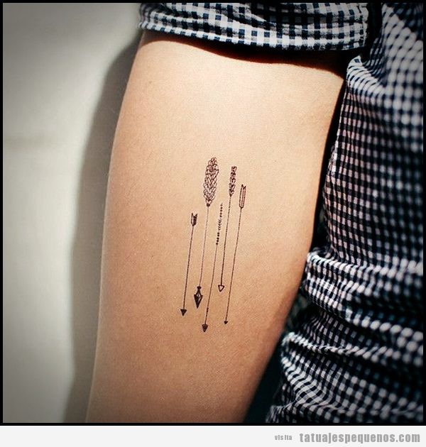 Idea tatuaje pequeño para chico y chica, flechas en el brazo
