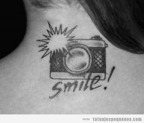 Ideas tatuajes pequeños espalda chico y chica, cámara de fotos