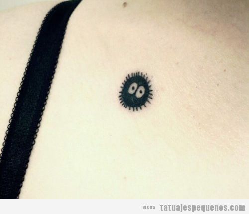 Tatuaje pequeño y original en la espalda