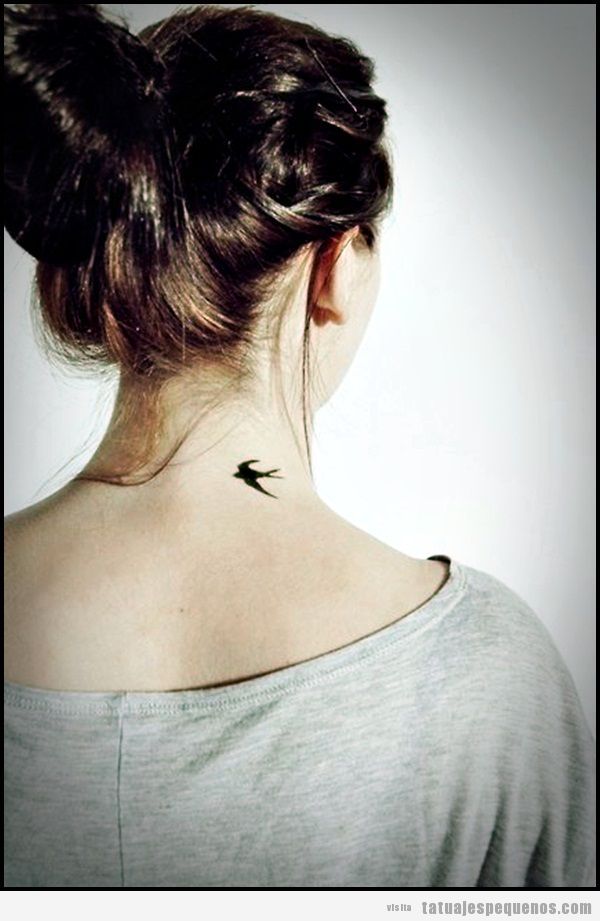 Tattoo pequeño chica, pájaro nuca,