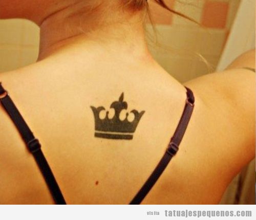 Tatuaje pequeño de una corona para chica en la espalda
