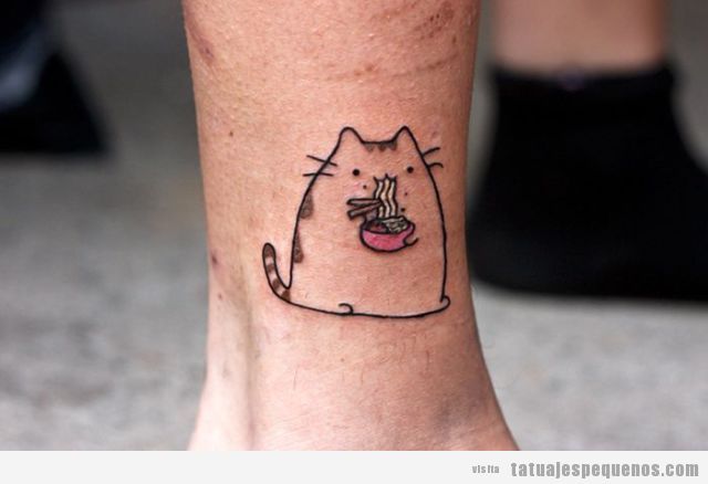 Tattoo pequeño y original para chicos, un gato comiendo fideos