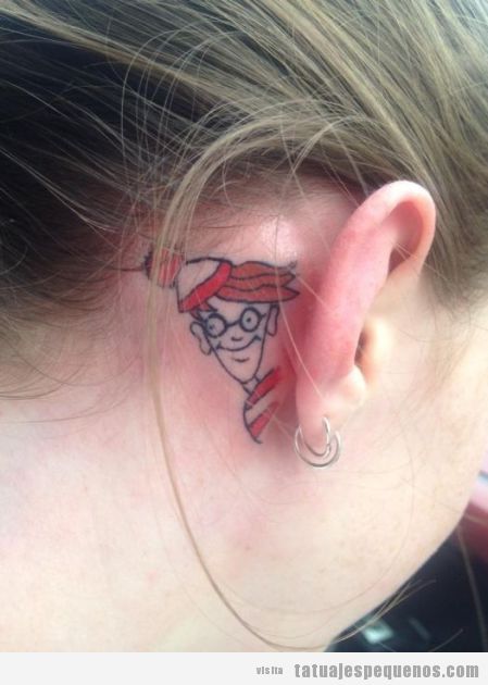 Dónde está Wally, tatuaje pequeño y original detrás de la oreja