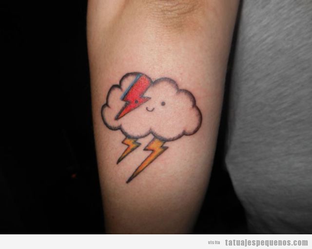 Tatuaje pequeño chico en el brazo, nube con rayos