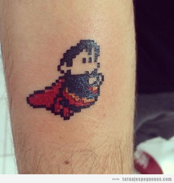 Tatuaje original, pequeño Superman pixelado
