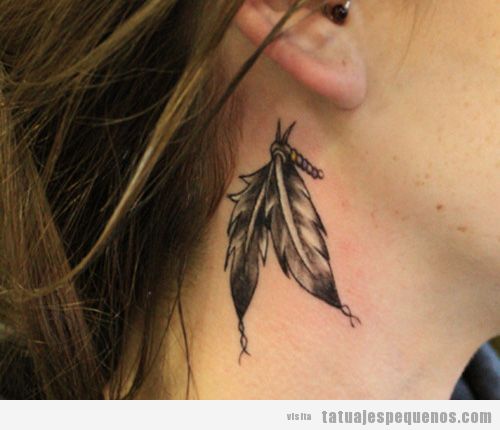 Idea tattoo pequeño chicas, dos plumas detrás de la oreja