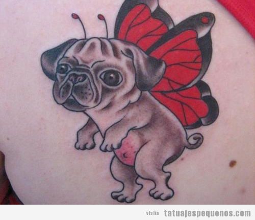 Tatuaje pequeño y gracioso, perro carlino con alas de mariposa