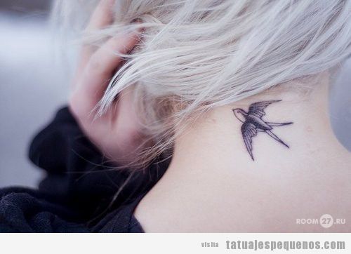 Tatuaje Tattoo pequeño para chica en la nuca de un pájaro
