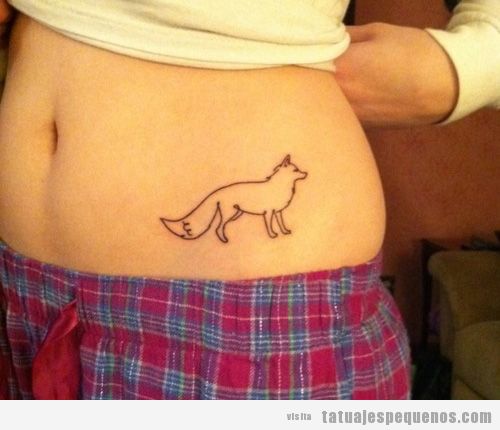 Tattoo pequeño para chicas con la silueta de un zorro
