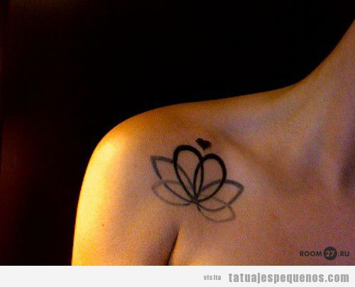 Tattoo bonito y pequeño para chica, flor de loto en el hombro