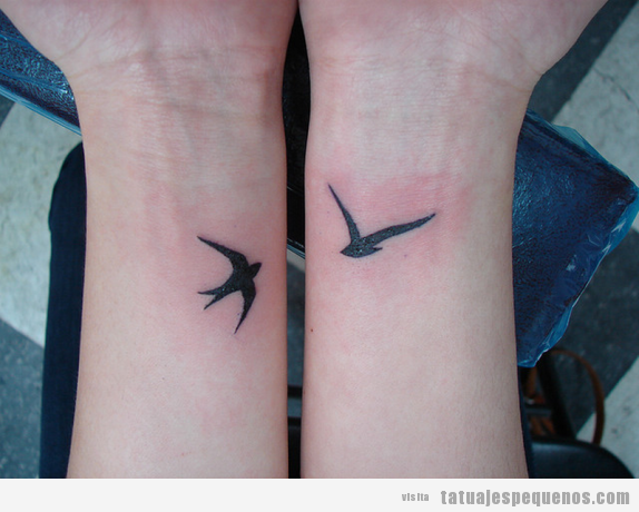 Tatuaje pequeño, pájaros en las dos muñecas